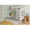 Litera blanca de madera con cama supletoria en dormitorio infantil decorado
